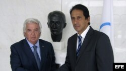 Danilo Carrera (i), presidente del Comité Olímpico Ecuatoriano y José Francisco Cevallos, ministro de Deportes de Ecuador