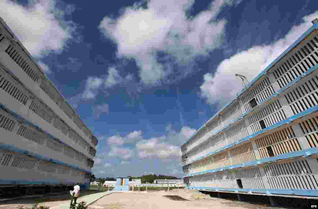 Vista de dos edificios de la prisi&oacute;n Combinado del Este, en La Habana, Cuba, durante una visita realizada por la prensa nacional y extranjera acreditada en la isla. 