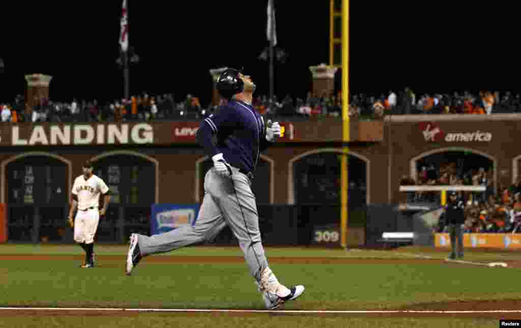 Yonder Alonso, de los San Diego Padres.