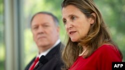 La canciller canadiense Chrystia Freeland junto su homólogo estadounidense, Mike Pompeo, en conferencia de prensa en Ottawa.