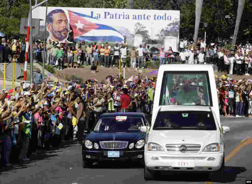 Miles reciben al Papa en su llegada a la Plaza de la Revoluci&oacute;n Antonio Maceo, el lunes 26 de marzo de 2012, en de Santiago de Cuba.