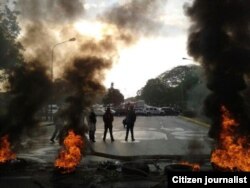 Los residentes de Barquisimeto aprovecharon la madrugada para levantar barricadas.