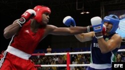 Robert Alfonso (i), se enfrenta al brasileño Antonio Nogueira, por las semifinales de la categoría +91 kg, en los Juegos Panamericanos Río 2007.