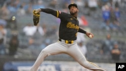 Aroldis Chapman, de los Piratas de Pittsburgh, lanza durante la novena entrada de un partido de béisbol contra los Yankees de Nueva York, el sábado 28 de septiembre de 2024, en Nueva York. Los Piratas ganaron 9-4. (AP Foto/Frank Franklin II)