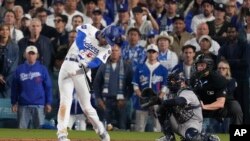 Freddie Freeman, de los Dodgers de Los Ángeles, conecta un jonrón para dejar en el terreno a los Yankees de Nueva York durante la décima entrada del primer juego de la Serie Mundial, el viernes 25 de octubre de 2024, en Los Ángeles. (Foto AP/Mark J. Terrill)