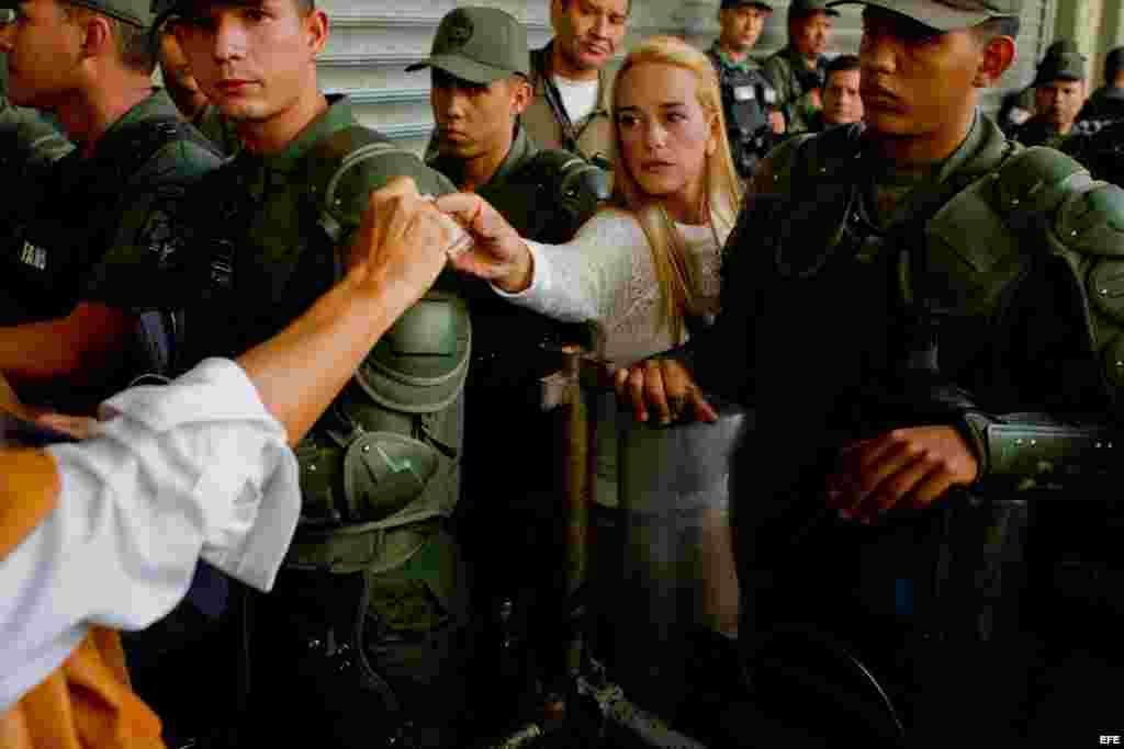  Lilian Tintori (i) en las inmediaciones del Palacio de Justicia en Caracas. 