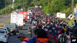 Migrantes caminan por la carretera de Huixtla tras salir de Tapachula, en el sur de México, con la esperanza de llegar a la frontera norte del país y, en última instancia, a Estados Unidos, el martes 5 de noviembre de 2024. (AP Photo/Moises Castillo)