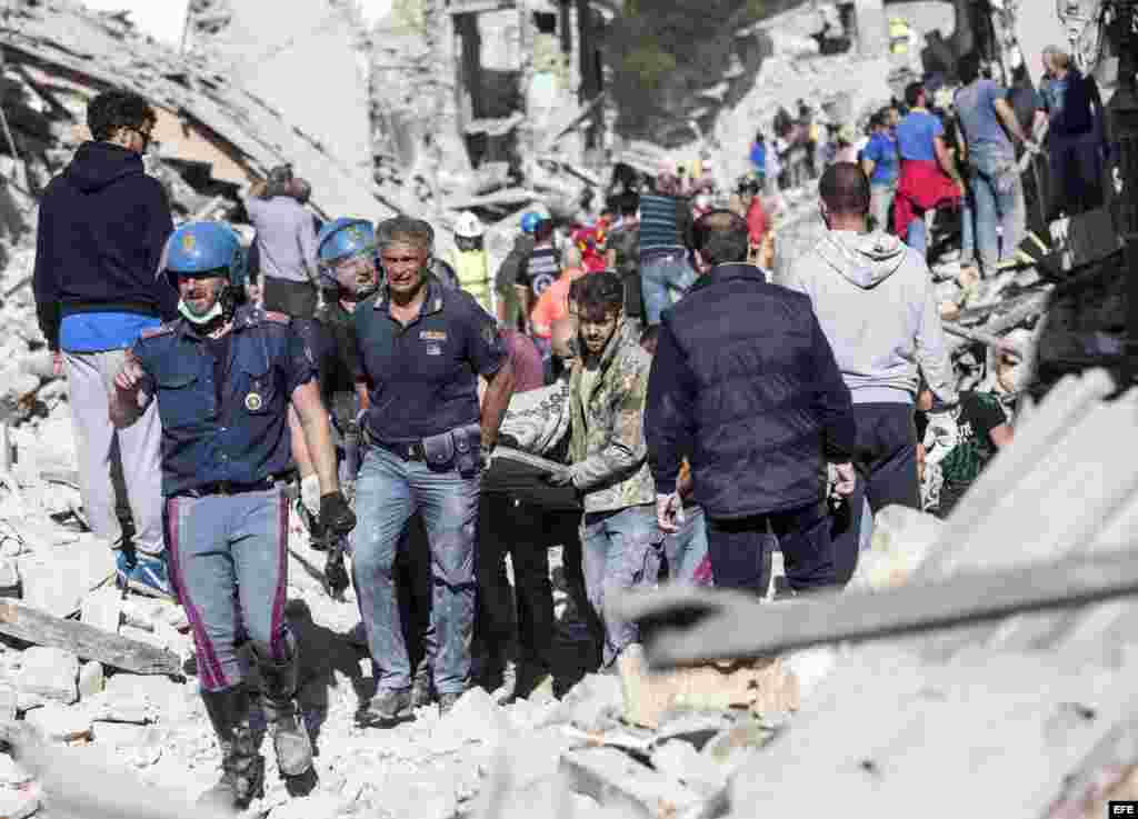 Imagen facilitada por la Brigada de Bomberos de Italia que muestra al cuerpo de bomberos en busca de supervivientes en una de los edificios derrumbadas en Amatrice, en el centro de Italia, hoy, 24 de agosto de 2016. Al menos 37 personas han muerto y decen