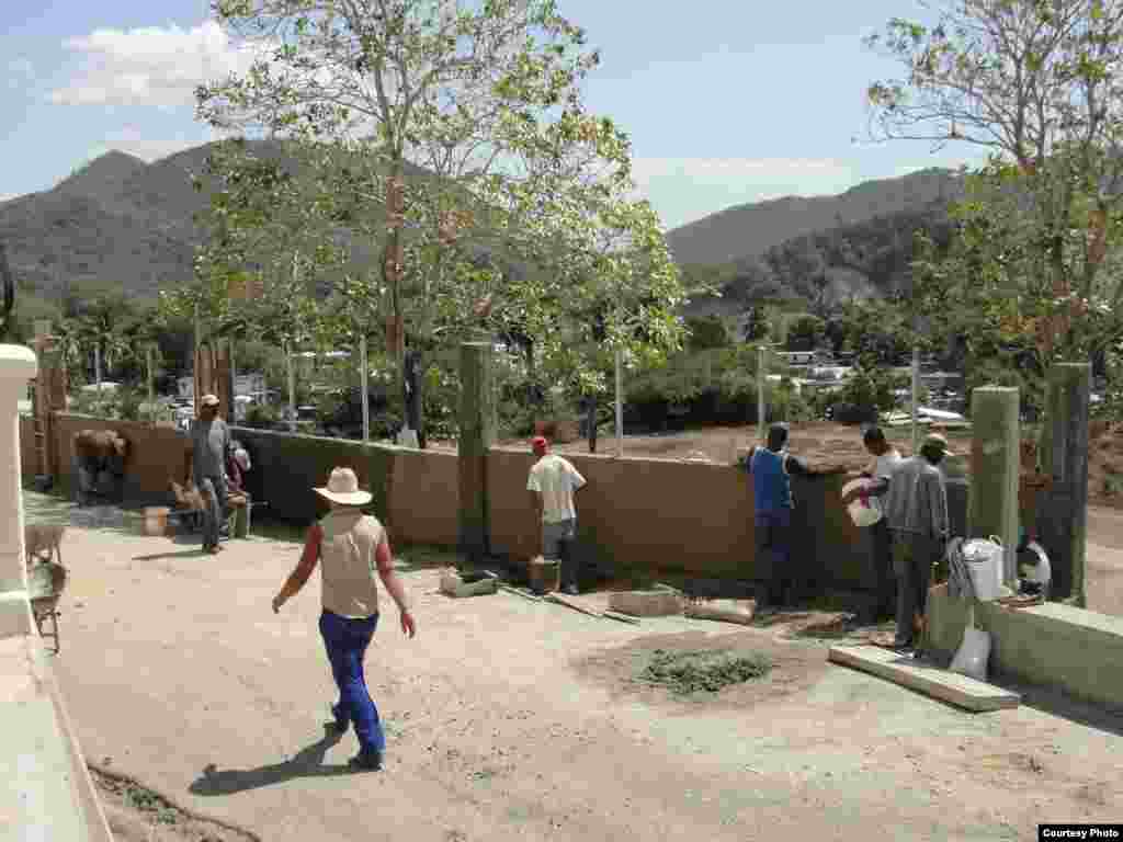 Continúan labores de construcción en los alrededores del Santuario de la Virgen de la Caridad del Cobre en Santiago de Cuba para la visita del Papa