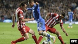 El delantero Fernando Torres lucha el balón con Koke Resurreción y el uruguayo Diego Godín