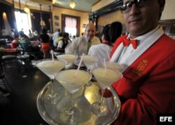 Un mesero sirve copas de Daiquiri.