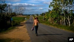 FOTO ARCHIVO. Un campesino camina por una carretera en la provincia de Pinar del Río, Cuba. AP/Ramón Espinosa