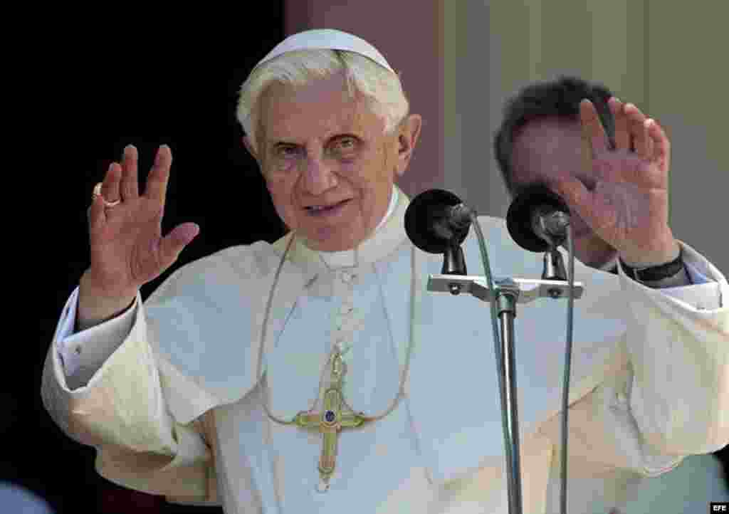 El papa Benedicto XVI se despide de los presentes en el Santuario de la Virgen de la Caridad del Cobre en Santiago de Cuba el 27 de marzo de 2012.