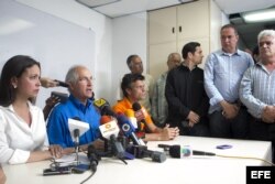 Leopoldo Lopez (3i), María Corina Machado (i) y Antonio Ledezma (2i), dirigentes de la oposición venezonala hablan durante una rueda de prensa hoy, miércoles 12 de febrero de 2014, en Caracas (Venezuela).