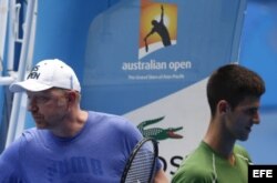 Novak Djokovic (d) reacciona ante su entrenador, Boris Becker (i).