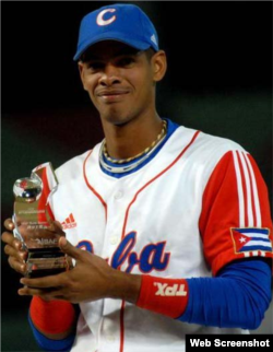 Héctor Olivera muestra el trofeo al jugador más valioso de la XVII Copa Intercontinental de Béisbol.