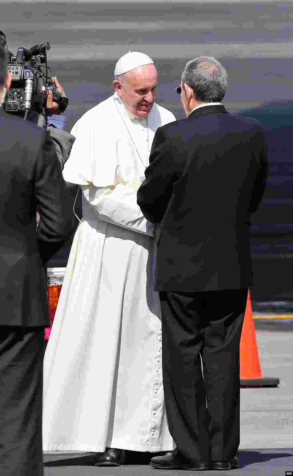 El papa Francisco (c) es recibido por Raúl Castro (d) hoy, viernes 12 de febrero de 2016, a su llegada al aeropuerto José Martí de La Habana (Cuba).