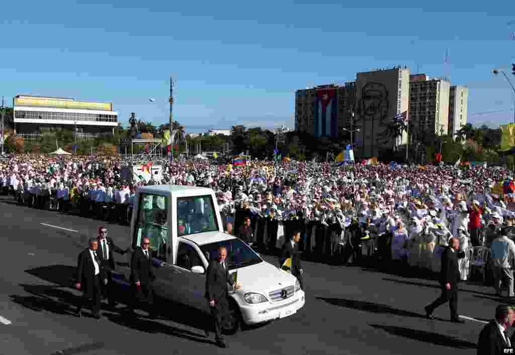 El Papa Benedicto XVI arriba en el papam&oacute;vil hoy, mi&eacute;rcoles 28 de marzo de 2012, a la Plaza de la Revoluci&oacute;n Jos&eacute; Mart&iacute;, en La Habana