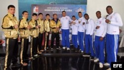 Los integrantes de los equipos "Los Domadores" de Cuba (d) y "Astana Arlans" de Kazajistán posan para una foto, después de realizarse una conferencia de prensa y pesaje de los boxeadores.