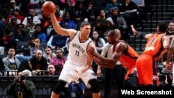 Brook López, de los Brooklyn Nets en acción...