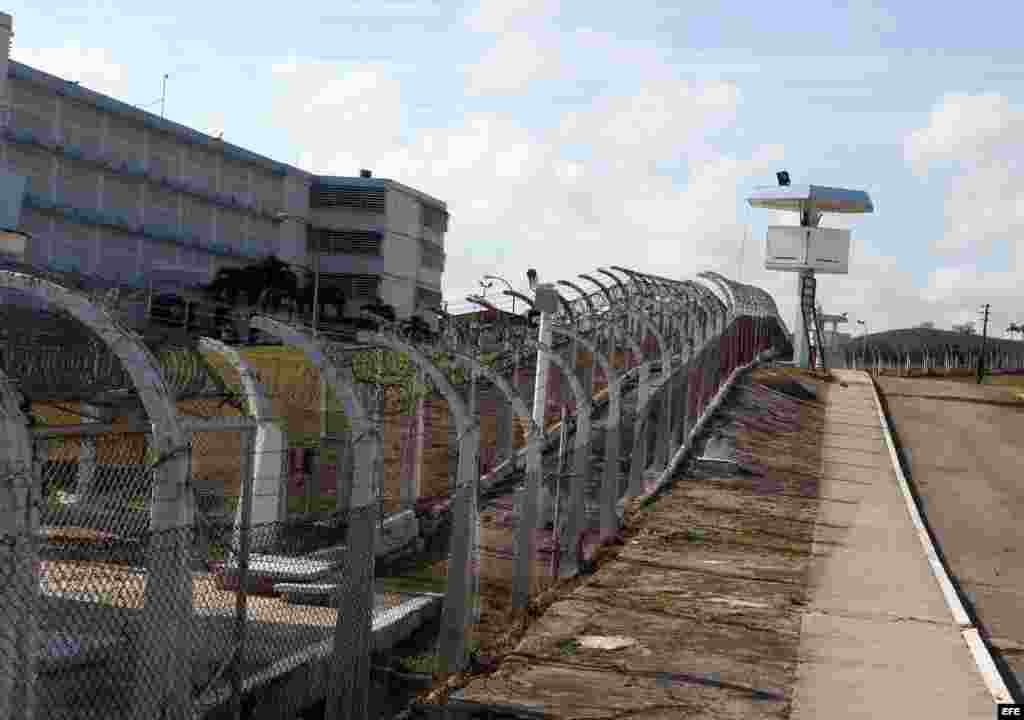 Vista del cord&oacute;n de seguridad y uno de los edificios donde residen los internos de la prisi&oacute;n Combinado del Este durante una visita realizada por la prensa nacional y extranjera acreditada en la isla.