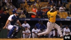 Pelotero de grandes ligas Miguel Tejada (d), jugando con Las Aguilas del Cibao