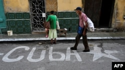 Los cortes constantes del servicio eléctrico tienen un impacto profundo en la población cubana, en medio de la escasez de alimentos y de combustible para cocinarlos, entre otras carencias. (Yamil Lage/AFP)