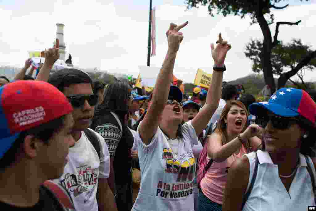 Marcha convocada por la oposición venezolana, en la que pidieron la liberación de los estudiantes detenidos en las protestas de los últimos días hoy, miércoles 12 de febrero de 2014, en Caracas. Los líderes y voceros del chavismo y de la oposición instaron a los venezolanos a participar en las marchas que han convocado para hoy en Caracas, una a favor y otra en contra del Gobierno.