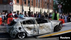 Limpieza tras una noche de violentas manifestaciones antiinmigración en Sunderland, Gran Bretaña. (REUTERS/Hollie Adams)