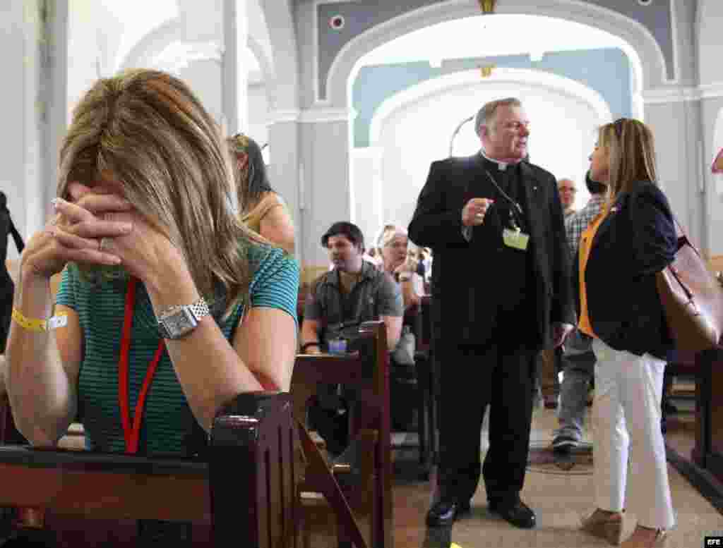 Un grupo de peregrinos católicos de Miami, encabezados por el Arzobispo de Miami, Thomas Wenski, visita el lunes 26 de marzo de 2012, el santuario de la Virgen de la Caridad en el poblado del Cobre, en Santiago de Cuba