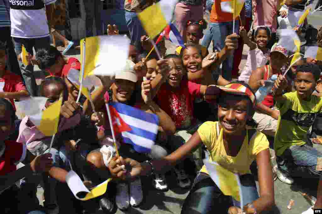 La imagen de la Virgen de la Caridad es llevada a la Plaza "Antonio Maceo" donde el papa Benedicto XVI ofrece una misa hoy, lunes 26 de marzo de 2012, en de Santiago de Cuba