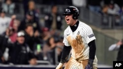 Anthony Volpe, de los Yankees de New York, celebra su anotada frente a los Dodgers de Los Angeles en el cuarto juego de la Serie Mundial de Béisbol. (AP/Godofredo A. Vásquez)