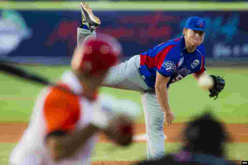 Jhon Leicester, de Tigres del Licey de República Dominicana, lanza una pelota durante un partido contra Villa Clara de Cuba en el tercer día de la Serie del Caribe 2014, en el Estadio Nueva Esparta, en Margarita (Venezuela).