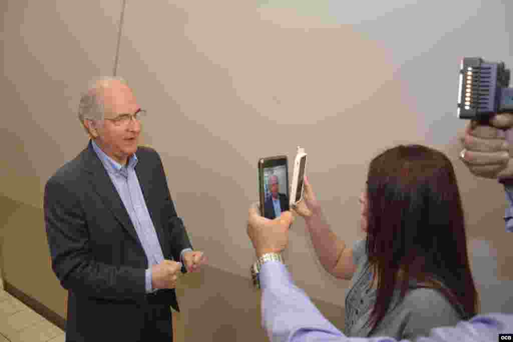 El opositor venezolano, Antonio Ledezma, visita Radio Martí. (Foto: Fabián Crespo)