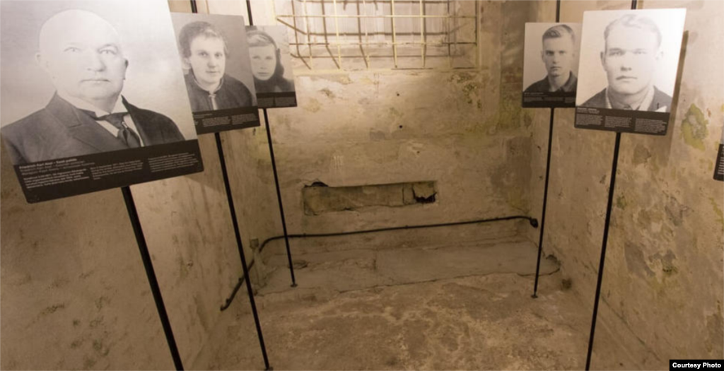 Libros de Lenin tras las rejas en el Museo de la Ocupación y la Libertad en Estonia.