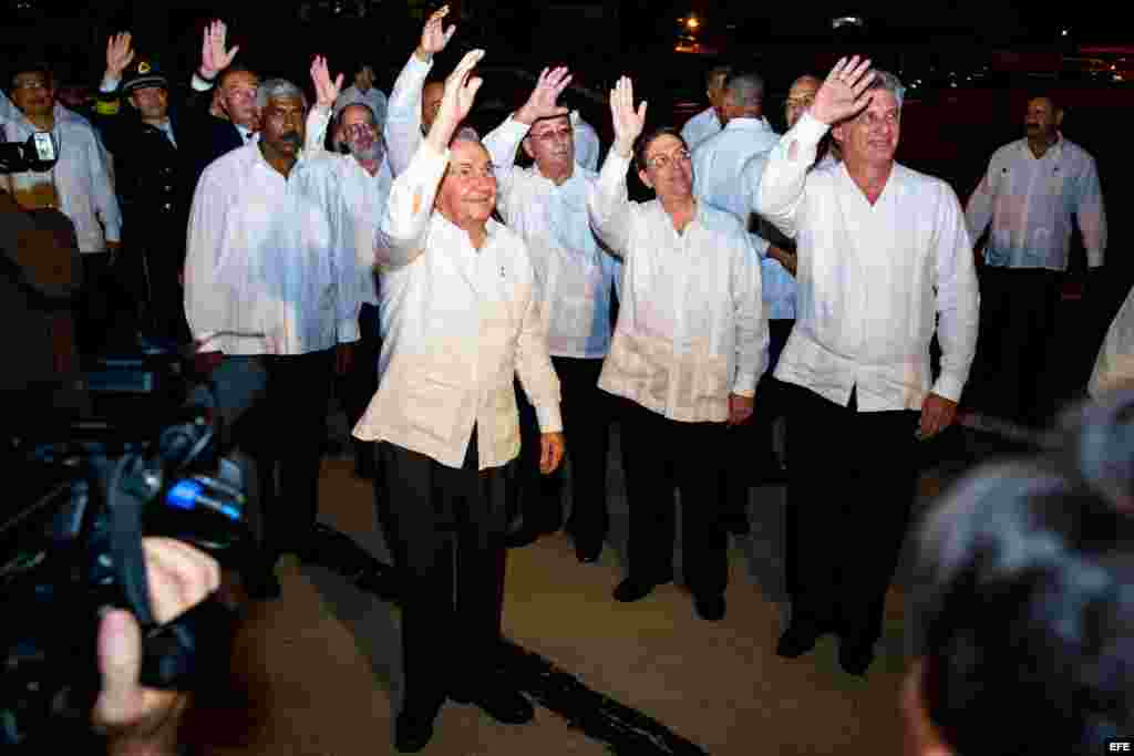 Raúl Castro (i-abajo), junto al primer vicepresidente cubano, Miguel Diaz-Canel (d), y el canciller cubano, Bruno Rodríguez, despiden al presidente de China, Xi Jinping (d), en el aeropuerto internacional de la ciudad de Santiago de Cuba,