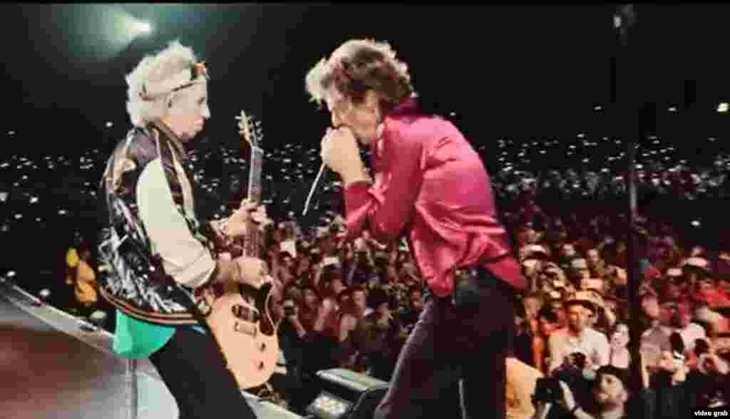 MIck Jagger (d) y Keith Richard durante el primer concierto de los Rolling Stones en La Habana.