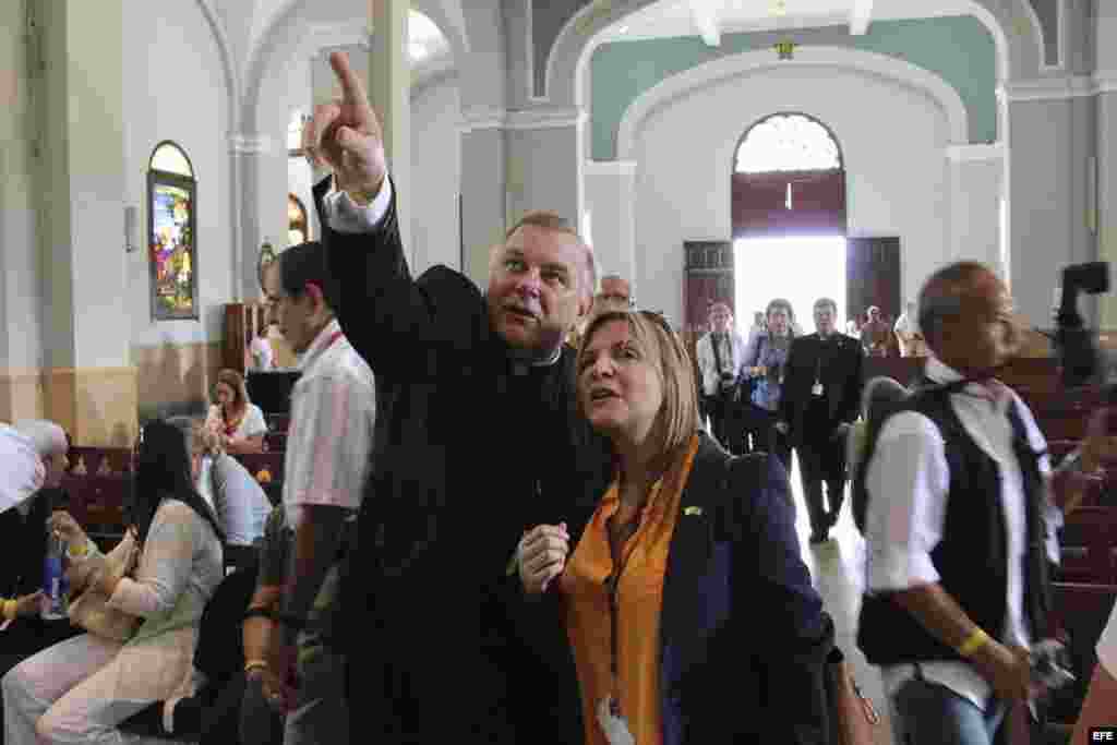 Un grupo de peregrinos católicos de Miami, encabezados por el Arzobispo de Miami, Thomas Wenski, visita el lunes 26 de marzo de 2012, el santuario de la Virgen de la Caridad en el poblado del Cobre, en Santiago de Cuba