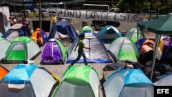 Centenares de jóvenes protestan acampando frente a las oficinas de la Organización de las Naciones Unidas (ONU), en Caracas, Venezuela. Foto del viernes 28 de marzo de 2014.