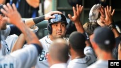 Kendrys Morales (c) de los Marineros de Seattle celebra con sus compañeros en el dugout. Foto de archivo.