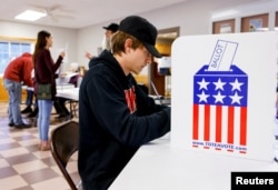 Un joven vota este martes en Leicester, cerca de Asheville, Carolina del Norte. (REUTERS/Jonathan Drake)