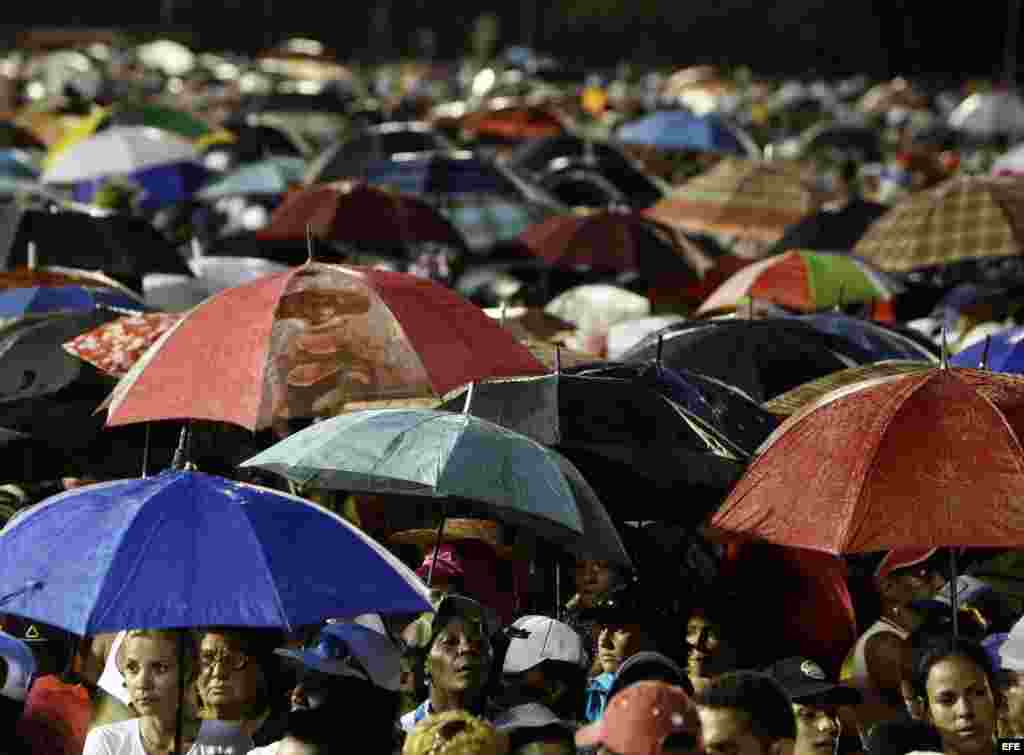 Miles asisten a la misa que ofreci&oacute; Benedicto XVI en la Plaza de la Revoluci&oacute;n Antonio Maceo, el lunes 26 de marzo de 2012, en de Santiago de Cuba.