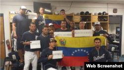 En Detroit, EE.UU., el antesalista de los Tigres Miguel Cabrera organizó a sus compañeros para tomarse una foto en el vestidor del equipo; muestran una bandera venezolana y carteles pidiendo por la paz.