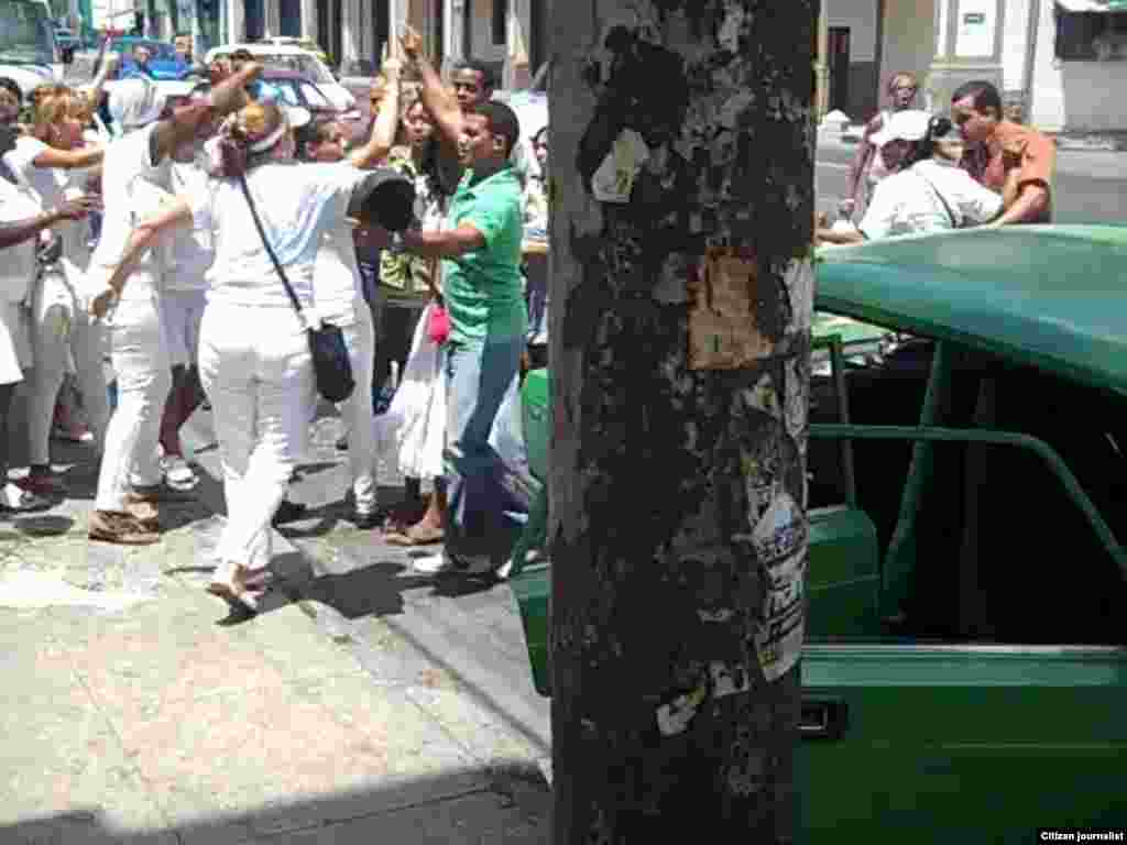 Damas de Blanco y opositores&nbsp; detenidos el Domingo12 de abril 2015 en Calle Infanta y Avenida Carlos 3ro por fuerzas militares y de la Seguridad del Estado