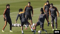 Los jugadores del Real Madrid, Pepe (i), Marcelo Vieira da Silva (2d), Carlos Henrique Casemiro (3d) y Gareth Bale (i), durante el entrenamiento del equipo celebrado en la Ciudad Deportiva de Valdebebas con motivo de la preparación previa al partido de la