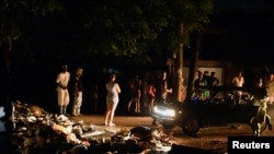 Varias personas se paran en una calle bloqueada durante una protesta por un apagón, en La Habana, Cuba, el 19 de octubre de 2024. REUTERS/Norlys Perez IMÁGENES TPX DEL DÍA