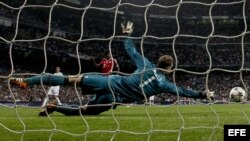 El portero del Bayern de Munich Manuel Neuer intenta detener el balón